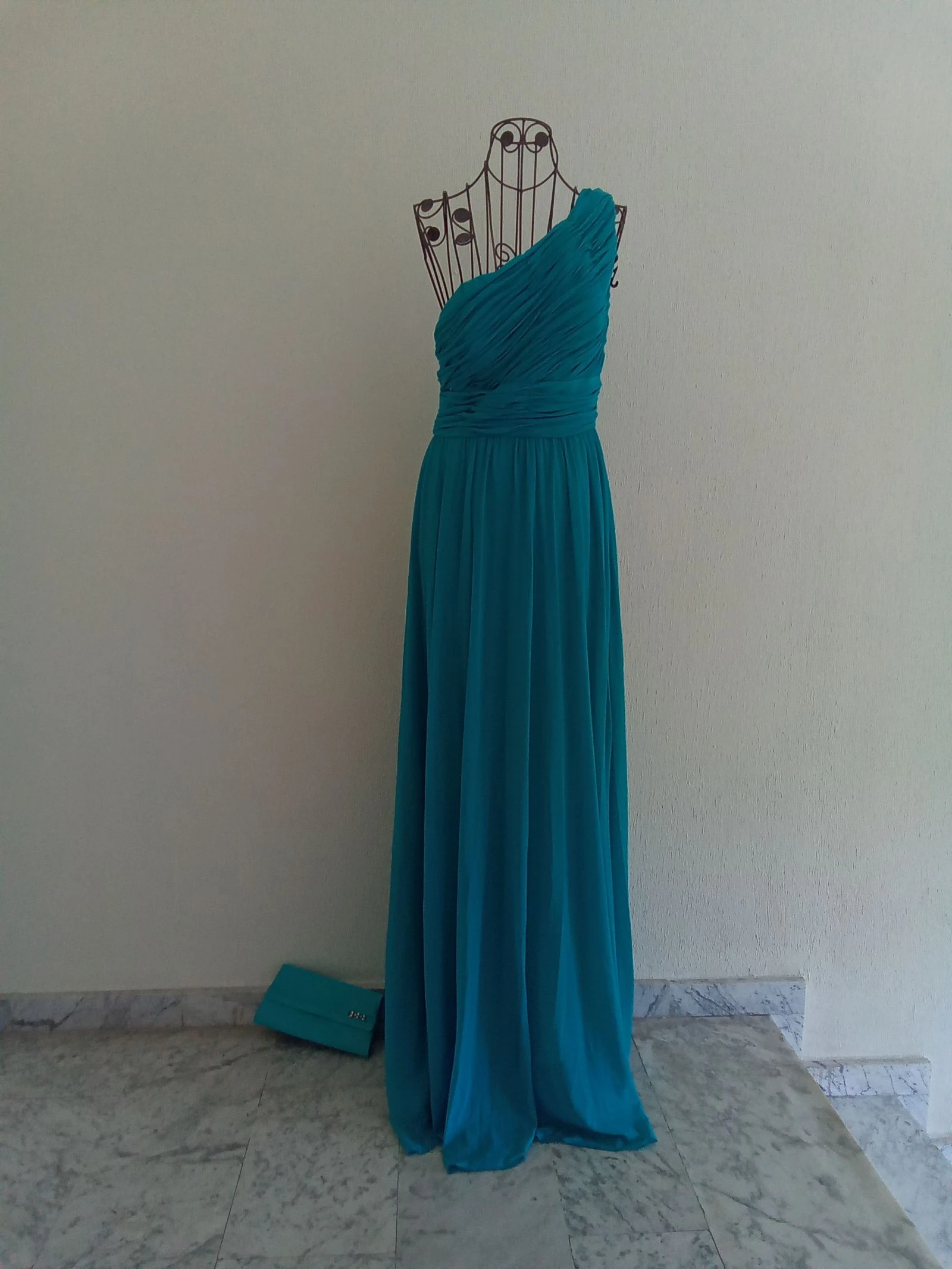 Vestido fiesta largo escote asimétrico